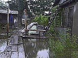 Тайфун "Саумай", обрушившийся накануне на Владивосток, по данным синоптиков, до конца сегодняшнего дня покинет Приморье