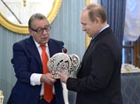 Сатирик Хазанов попросил Путина примерить копию императорской короны Сатирик Хазанов попросил Путина примерить копию императорской короны