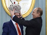 "Нет, нет, спасибо большое", - окончательно отказался от предложения Путин, а затем взял в руки подарок и водрузил его на артиста "Нет, нет, спасибо большое", - окончательно отказался от предложения Путин, а затем взял в руки подарок и водрузил его на артиста