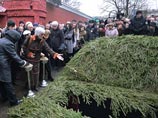 Режиссера Эльдара Рязанова похоронили на Новодевичьем кладбище в Москве. Его могила расположена недалеко от упокоения известного советского диктора Юрия Левитана