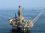 В Каспийском море загорелась нефтяная платформа с десятками людей