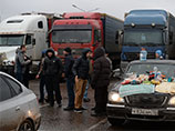 Дальнобойщики, выступающие против системы "Платон", на парковке ТРЦ "Мега-Химки" в Московской области. Дальнобойщики, выступающие против системы "Платон", на парковке ТРЦ "Мега-Химки" в Московской области.