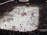 Канадские болельщики завалили лед тысячами плюшевых мишек (ВИДЕО)