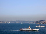 Фото корабля, проходящего пролив Босфор, широко разошлись по соцсетям. Они зафиксировали прохождение "Куниковым" турецкого пролива 4 декабря