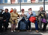 Издание отмечает, что фактического решения по увеличению пенсионного возраста у властей пока нет