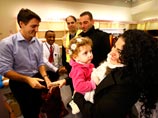 Премьер-министр Канады Джастин Трюдо (на фото - слева), а также ряд высокопоставленных чиновников прибыли в аэропорт, чтобы лично приветствовать прибывших