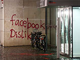 Вандалы разгромили офис Facebook в немецком Гамбурге Вандалы разгромили офис Facebook в немецком Гамбурге