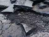 "Если на месте "отремонтированных" девушкой ям произойдет авария, то вся ответственность ляжет именно на нее, она будет отвечать за свой поступок", - добавил представитель городских властей "Если на месте "отремонтированных" девушкой ям произойдет авария, то вся ответственность ляжет именно на нее, она будет отвечать за свой поступок", - добавил представитель городских властей