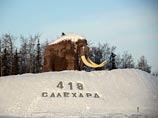 В Салехарде 10-метровую статую мамонта нарядили в костюм Деда Мороза (ФОТО) В Салехарде 10-метровую статую мамонта нарядили в костюм Деда Мороза (ФОТО)
