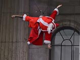 Во Франции, вживаясь в образ Санта-Клауса, погиб молодой человек, рухнув с колокольни