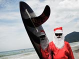 В Австралии сотни Санта-Клаусов-серфингистов собрались на пляже ради людей с психическими заболеваниями