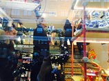 Керри до встречи с Лавровым прогулялся по Арбату, поговорил с москвичами и купил сувениров на 35 тыс. рублей Керри до встречи с Лавровым прогулялся по Арбату, поговорил с москвичами и купил сувениров на 35 тыс. рублей