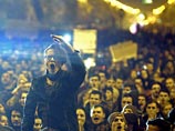 В Румынии сотни разъяренных пастухов ворвались в парламент, протестуя против ограничений на содержание скота В Румынии сотни разъяренных пастухов ворвались в парламент, протестуя против ограничений на содержание скота