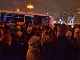 В Москве масштабную акцию против столичных платных парковок, которая проходила в формате встречи депутатов Госдумы от фракции КПРФ с избирателями на Пушкинской площади, разогнали бойцы ОМОН