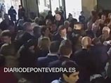 Премьер-министр Испании Мариано Рахой получил удар по лицу в ходе предвыборной прогулки в городе Понтеведра, сообщает El Mundo. Обидчиком главы кабинета стал 17-летний юноша
