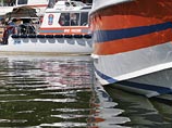 Судно опрокинулось недалеко от берега при буксировке сухогруза. По предварительным данным, авария произошла из-за того, что у сухогруза включились двигатели и катер затянуло под судно Судно опрокинулось недалеко от берега при буксировке сухогруза. По предварительным данным, авария произошла из-за того, что у сухогруза включились двигатели и катер затянуло под судно