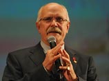 В письме говорится, что Михалков "вступил в болезненный спор", чем "исполнил свой долг "крупнейшего художника и гражданина". Режиссер "возмутился суждениями нескольких журналистов из разных СМИ", и, уверяют авторы письма, "в этом возмущении он не один" В письме говорится, что Михалков "вступил в болезненный спор", чем "исполнил свой долг "крупнейшего художника и гражданина". Режиссер "возмутился суждениями нескольких журналистов из разных СМИ", и, уверяют авторы письма, "в этом возмущении он не один"