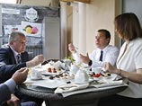 В Крыму оштрафовали кафе, где Медведев угощался вареньем из роз В Крыму оштрафовали кафе, где Медведев угощался вареньем из роз