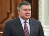 Министр внутренних дел Украины Арсен Аваков вступил в публичную перепалку со скандально известным главой Одесской области Михаилом Саакашвили, плеснув в него водой из стакана