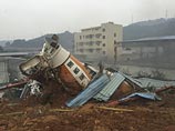 Как передает Центральное китайское телевидение, спасателями удалось извлечь из-под завалов четырех человек