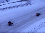В Иркутске дворники освоили скоростной спуск на лопатах (ВИДЕО) В Иркутске дворники освоили скоростной спуск на лопатах (ВИДЕО)