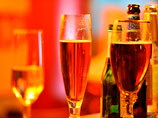 Согласно закону о государственном регулировании алкогольного рынка, ЕГАИС должна начать применяться в оптовом звене с 1 января, в розничном - с 1 июля 2016 года