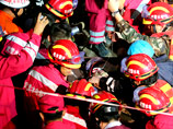 Китайские спасатели вызволили мужчину, находившегося более 60 часов под завалами в районе схода крупного оползня в южнокитайском городе Шэньчжэнь (провинция Гуандун)