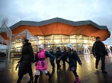 Дети у здания Большого Московского государственного цирка на проспекте Вернадского в Москве, открывшегося после окончания ремонтных работ, 22 декабря 2015 года