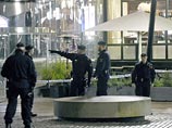 Неизвестные бросили взрывное устройство в здание ресторана, где находились рабочие. В результате происшествия никто не пострадал Неизвестные бросили взрывное устройство в здание ресторана, где находились рабочие. В результате происшествия никто не пострадал