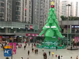 В Китае установили рождественскую ель из нескольких тысяч пластиковых бутылок
