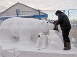 Заключенные ИК-62, расположенной недалеко от города Ивдель Свердловской области, слепили к Новому году снежный городок. Помимо традиционных Деда Мороза и Снегурочки, они вылепили олимпийского мишку, миньонов и Шрека