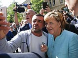 В то время как для сирийских и афганских беженцев Меркель стала "мамой", некоторые из европейских коллег канцлера и членов ее партии "Христианско-демократический союз" открыто критиковали ее за такую позицию