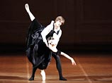 Сбербанк пригласил 500 ключевых клиентов формата обслуживания "Сбербанк Первый" насладиться балетом легендарного Джона Ноймайера "Дама с Камелиями", основанного на бессмертном романе Александра Дюма