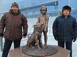 В Якутске установили памятник трехлетней девочке и ее щенку, выжившим в тайге