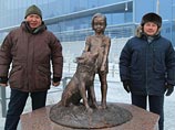 В Якутске установили памятник трехлетней девочке и ее щенку, выжившим в тайге В Якутске установили памятник трехлетней девочке и ее щенку, выжившим в тайге