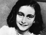 Анна Франк умерла в 1945 году в концлагере Берген-Бельзен в возрасте 15 лет. Ее дневник, описывающий события с июня 1942 года по август 1944 года, когда семья скрывалась от фашистов в Амстердаме, был впервые издан в 1947 году