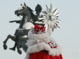 Так, в Санкт-Петербурге обманщики выманили деньги у более чем сотни человек, предложив тем поработать Дедами Морозами и Снегурочками