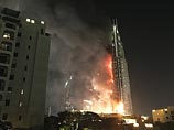 В городе Дубай в ОАЭ огнеборцам удалось за ночь почти потушить возгорание, произошедшее в небоскребе Address Downtown. Огонь охватил несколько десятков этажей здания, прежде чем его распространение удалось остановить