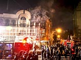 В Тегеране и других иранских городах толпы протестующих пытаются поджигать саудовские диппредставительства
