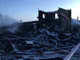 Пожар в двухэтажном многоквартирном деревянном доме в поселке Песочное Рыбинского района Ярославской области начался вечером 2 января