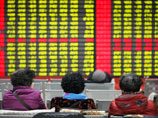 Торги на китайских фондовых биржах утром в четверг были приостановлены до конца торгового дня, после того как ключевые индексы рухнули на 7%