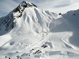 На горнолыжном курорте  в Сочи под снежной лавиной погиб   сотрудник противолавинной службы
