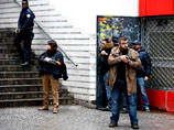 Полицейские застрелили в четверг на севере Парижа вооруженного ножом мужчину, который пытался ворваться в здание полицейского участка