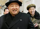 Видео также показывает Ким Чен Ына в двубортном пальто и шляпе, который наблюдает за пуском