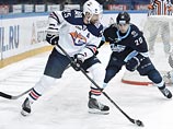 В Новосибирске хоккеисты магнитогорского "Металлурга" со счетом 6:2 (0:1, 1:0, 5:1) переиграли "Сибирь" в матче регулярного чемпионата КХЛ, забросив в ворота хозяев льда пять шайб подряд в начале третьего периода