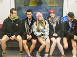 Полиция пытается идентифицировать москвичей, которые катались в метро без штанов (ФОТО, ВИДЕО)