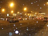 По данным синоптиков, в Москве потеплеет до 5-7 градусов ниже ноля, однако за два дня в городе может выпасть до 30 см осадков. Порывы ветра могут достигать 15-20 метров в секунду По данным синоптиков, в Москве потеплеет до 5-7 градусов ниже ноля, однако за два дня в городе может выпасть до 30 см осадков. Порывы ветра могут достигать 15-20 метров в секунду