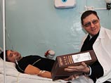 Сотрудник патрульно-постовой службы, участвовавший в операции по эвакуации людей из снежного плена, получил сильное обморожение рук и находится в больнице в отделении интенсивной терапии, однако пока речи об ампутации конечностей Максудову не идет Сотрудник патрульно-постовой службы, участвовавший в операции по эвакуации людей из снежного плена, получил сильное обморожение рук и находится в больнице в отделении интенсивной терапии, однако пока речи об ампутации конечностей Максудову не идет