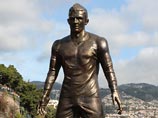 Статуя футболиста "Реала" Криштиану Роналду, установленная на родном для него португальском острове Мадейра, была осквернена вандалами