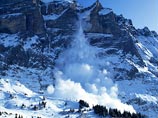Во французских альпах группа французских лицеистов оказалась погребенной под снегом на горнолыжном курорте Ле Дез Альп в департаменте Изер в результате схода лавины